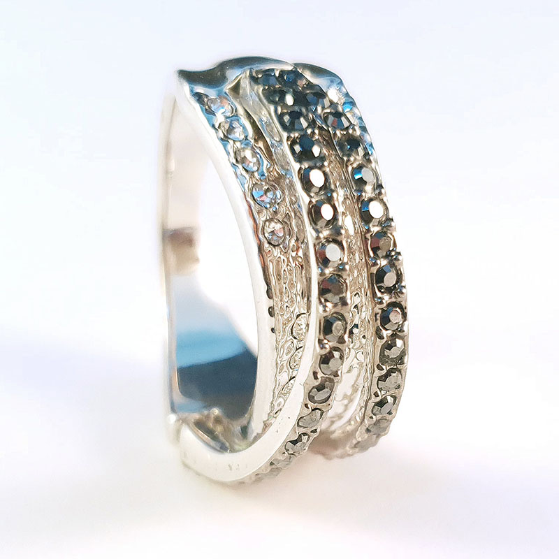 Black crystal ring upright